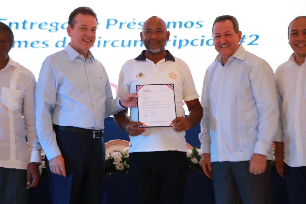 Gobierno entrega RD$ RD$110,851,709.97 en prestamos a 948 empresarios de las MIpymes.